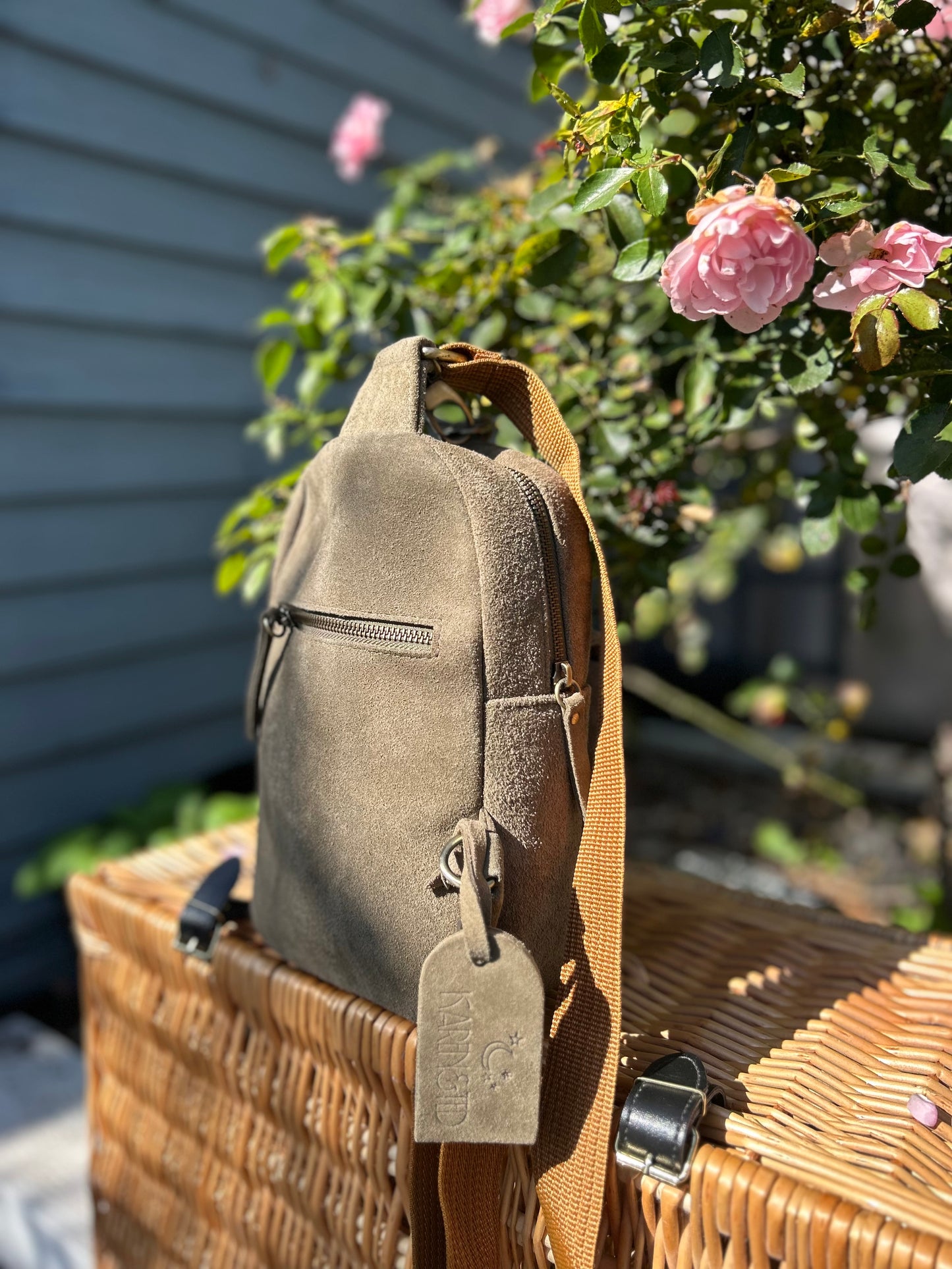 DABACHI - Cross Body Pack (Adventure, but make it stylish)