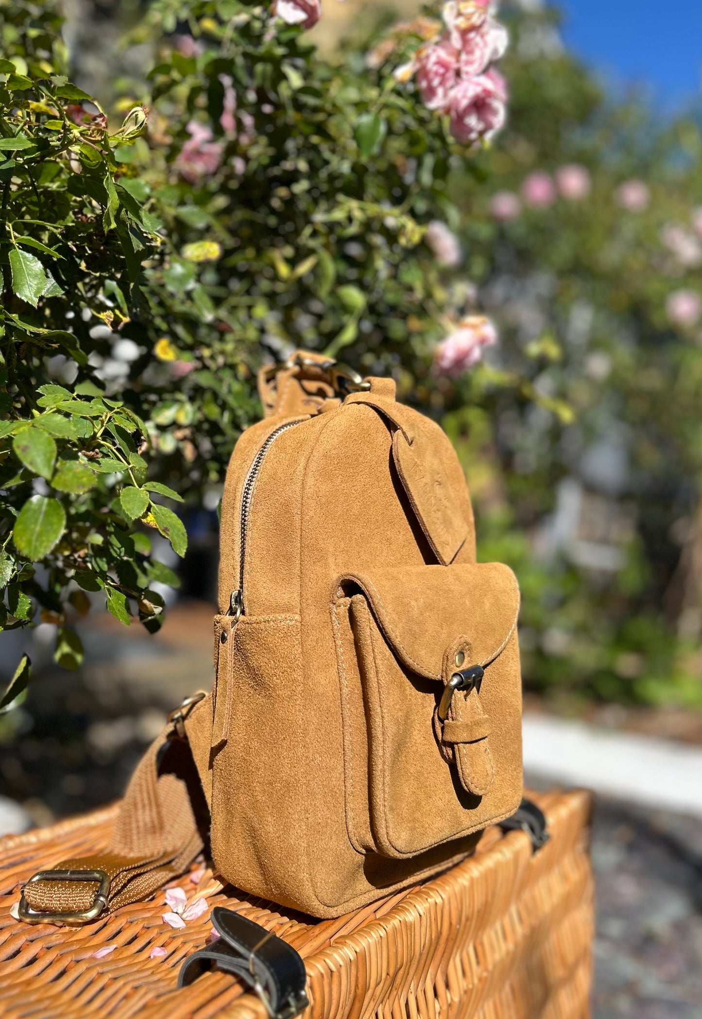 DABACHI - Cross Body Pack (Adventure, but make it stylish)